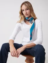 Remera de algodón negra de manga tres cuartos y cuello redondo.