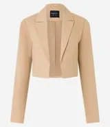 Blazer cropped color beige, de crepé, con cuello con solapa, bolsillo incorporado, botón forrado en el puño y manga larga.