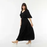 Vestido largo negro de punto de crepé con escote en V y mangas cortas acampanadas.