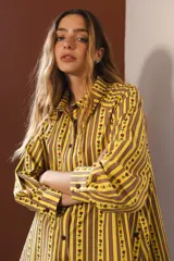 Camisa de manga larga con estampado de rayas verticales verdes y blancas con flores rojas.