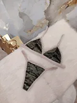 Conjunto de lencería verde musgo de terciopelo labrado con encaje y elásticos nude.