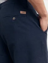 Pantalón de vestir verde oscuro, de corte recto y tiro medio.