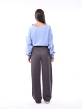 Pantalón negro de tiro alto con cordón ajustable en la cintura y corte ancho y recto.