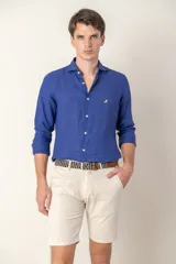 Camisa de lino azul con cuello Hudson, manga larga y corte slim fit. Presenta un logo de un pájaro bordado en el pecho.
