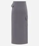 Falda midi de poliéster, viscosa y elastano color negro, de corte recto y tiro alto. Presenta diseño cruzado con hebilla metálica lateral y bolsillo cargo.
