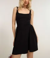 Vestido corto negro de viscosa con escote cuadrado, breteles anchos, cintura en V con pliegues y falda evasé.