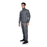 Conjunto deportivo Umbro color azul marino con detalles en blanco, compuesto por campera con cierre y pantalón.