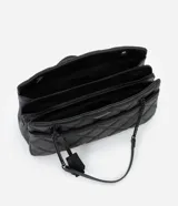 Bolso de hombro mediano color blanco con diseño acolchado en forma de rombos. Tiene asa de cadena plateada, cierre de cremallera y bolsillo frontal con botón a presión.