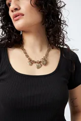 Remera cropped negra de ribb con escote cuadrado y manga corta.