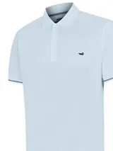 Chomba color salmón de piqué de algodón pima, con cuello clásico, tapeta de dos botones y logo bordado en el pecho.