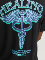 Remera negra de manga corta con cuello redondo y estampado azul con la palabra "healing" en el pecho.
