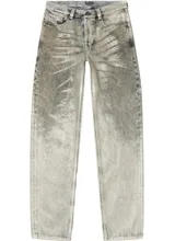 Pantalón de jean Diesel modelo 1988, de corte boyfriend, tiro bajo, pierna tapered y largo completo. Confeccionado en denim de algodón con acabado descolorido con efecto mármol, lámina de Mylar y detalles láser.