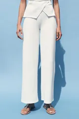 Pantalón de tiro medio color marrón claro, con cintura elástica y tejido con textura.