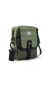 Morral verde militar con cierre, bolsillo delantero con presilla y broche de plástico, bolsillos internos y correa larga regulable.
