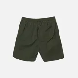 Bermuda verde militar con cintura elástica ajustable con cordón, bolsillos laterales y parche con diseño de montañas en la pierna izquierda.