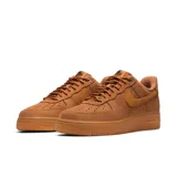 Championes Nike Air Force 1 '07 color marrón, de cuero, con suela de goma y logo Nike en el lateral.