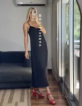 Vestido midi rojo de sedita con breteles finos y escote en V.
