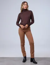 Pantalón de gabardina elastizada color marrón claro, marca Zac & Rachel, corte slim, con pretina con pasadores, botón y cierre. Delantera con tres bolsillos y trasera con bolsillos ojal.