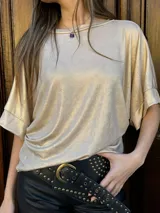Remera color dorado de mangas cortas y corte holgado.