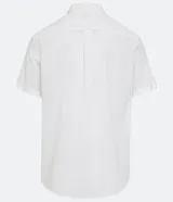 Camisa de hombre de manga corta en lino color blanco, con cuello clásico, botonadura frontal y bolsillo de parche en el pecho. Corte recto.
