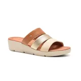 Sandalias de cuero color marrón con tiras doradas y blancas. Plataforma color hueso con tecnología Low Impact.