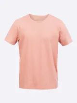 Remera básica color salmón, de corte regular fit, cuello redondo y manga corta con bordado en el pecho.