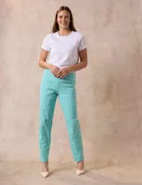 Pantalón verde agua de gabardina elastizada marca Zac & Rachel, de corte recto. Tiene pretina ancha con faja interna modeladora, costura frontal pespunteada y bolsillos ojal simulados en la parte trasera.