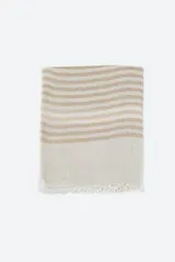 Pashmina rectangular de tejido ligero color beige con rayas horizontales color arena y flecos cortos en los extremos.
