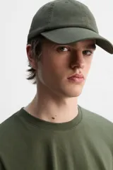 Gorra verde militar de algodón con efecto lavado y visera curva.