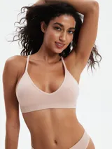 Soutien color beige de microfibra con breteles finos regulables y espalda deportiva.
