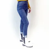 Bota Chelsea blanca de cuero sintético con elástico lateral negro adornado con tachas plateadas. Tiene suela track negra y taco bajo.