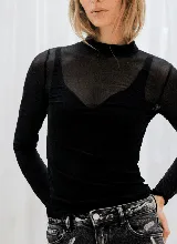 Remera de cuello redondo transparente, ajustada al cuerpo, ideal para combinar con otras prendas.