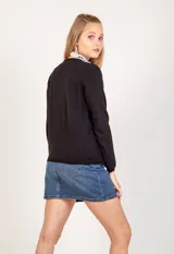 Cardigan negro con botones y bolsillos en el frente, diseño clásico y corte cómodo.
