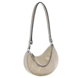 Bandolera Guess modelo Amy's Convertible Crossbody, color beige con textura acolchada y cadena plateada decorativa. Cuenta con cierre superior doble (cremallera y broche magnético), interior forrado con bolsillo con cierre y ranuras organizadoras. La correa convertible (cadena + strap de tejido) permite llevarlo como bandolera o de mano.