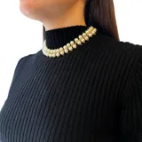 Gargantilla doble con perlas plásticas y detalles en acero dorado.