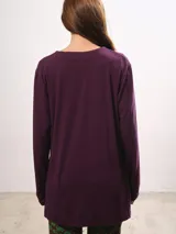 Remera negra de mangas largas con escote en V y tajos laterales.