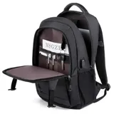 Mochila negra con bolsillo frontal vertical y capacidad para notebook. Incluye bolsillos laterales de rejilla, faja y bolsillo en la espalda para sujetarla a la valija, además de correas con broches laterales para ajuste.