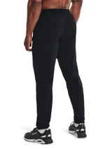 Pantalón de jogging negro Under Armour Unstoppable Taper, con corte ajustado y logo en la pierna izquierda.