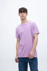 Remera negra de algodón, de corte recto y manga corta.