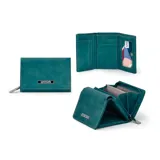 Billetera corta de símil cuero color beige claro, con cierre de broche a presión en la solapa principal. Presenta múltiples compartimentos internos para tarjetas y billetes, y un bolsillo exterior con cierre en la parte posterior. Lleva una placa metálica con el logo de la marca.