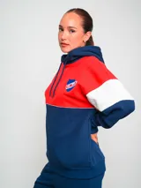 Hoodie de fútbol Umbro del Club Nacional de Football, con capucha y cordones ajustables. Diseño a bloques de color rojo, blanco y azul marino. Incluye logo de Umbro y escudo del club en el frente.