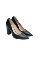 Zapatos de tacón tipo stiletto, color negro con textura de piel de serpiente.