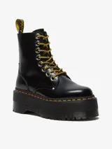 Botas de cuero negro con plataforma gruesa, cordones redondos amarillos y ojales metálicos.