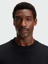 Remera de manga corta, cuello redondo y calce regular, color azul marino oscuro, con un pequeño logo bordado en el pecho.