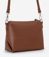 Cartera de hombro pequeña marca Satinato, color marrón, con diseño dividido en dos texturas: parte superior aterciopelada (suede sintético) y parte inferior lisa de cuero sintético. Cuenta con bolsillo delantero amplio, asa ajustable y desmontable con herrajes metálicos plateados, y cierre superior con cremallera y tirador alargado.