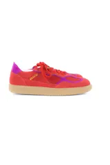 Championes de cuero vacuno color rojo con detalles en fucsia, suela color caramelo y cordones rojos.