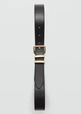 Cinturón negro de cuero con hebilla cuadrada dorada.