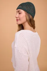 Gorro tipo casquet tejido al crochet color verde oscuro.