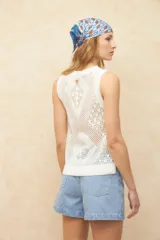 Top de algodón color crudo, sin mangas, tejido con diseño de calados.