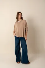 Sweater verde claro liso de manga larga con cuello bote y aberturas laterales.